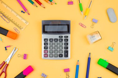 Öğrenim malzemelerini hesap makinesiyle canlı bir şekilde düzenlemek akademik ortamlar ve ortamlar için mükemmeldir.