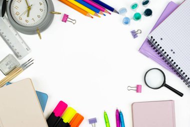 Üretkenliği arttırmak ve yaratıcılığı ateşlemek için düzenlenmiş renkli kırtasiye ve malzemelerin canlı bir karışımı.