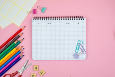 Canlı bir defter koleksiyonu keşfedin, renkli kalemler, ve mükemmel bir düzen için klipler.