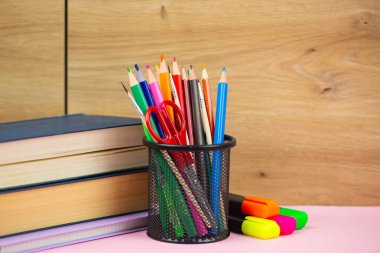 Renkli kırtasiye malzemesi ve ciltli kitaplar çalışma alanındaki ilham verici atmosferi önemli ölçüde artırır.