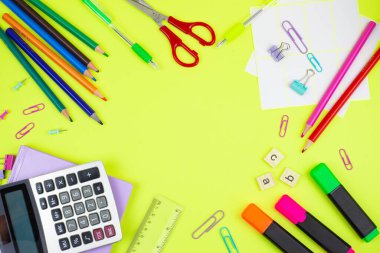 Öğrenciler ve ofis kullanımı için mükemmel çeşitli okul malzemelerinden oluşan parlak ve canlı bir düzenleme.