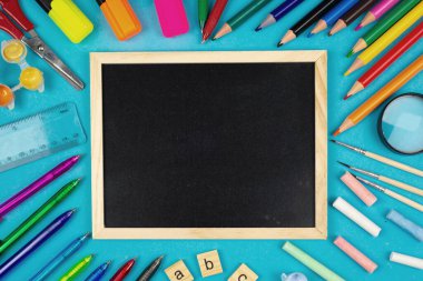 Yaratıcı öğrenme ve heyecan verici sınıf aktiviteleri için canlı bir okul malzemesi koleksiyonu.