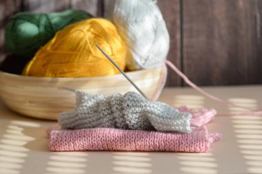 Canlı iplikler ve sıcak aydınlatmada örgü iğneleri, sanatçılar ve meraklılar için mükemmel bir gösteri.