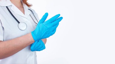 Doktor ya da hemşire yakın plan eldiven giyiyor, kısırlık ve ilaç kavramı. Yüksek kalite fotoğraf