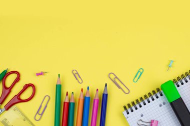 Yaratıcı projeler ve etkin organizasyon için çeşitli okul malzemelerinin renkli ve canlı bir düzenlemesi.