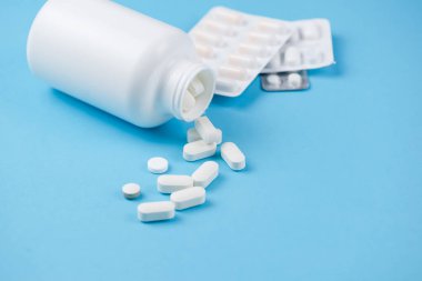 İlaç, vitamin ve doğal organik beslenme takviyesi için en iyi görüntü şişesi. İlaç hapları beyaz kavanozda..