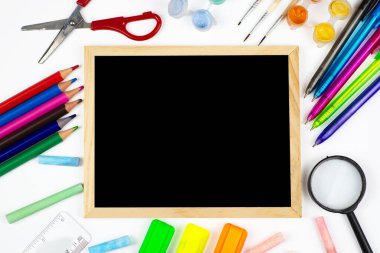 Yaratıcılığınızı artırmak için çeşitli kırtasiye ve sanat malzemelerinin canlı ve heyecan verici bir koleksiyonunu keşfedin.