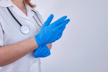 Tıp doktoru mavi lateks eldiven takıyor, yakın plan. Yüksek kalite fotoğraf