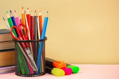 Kalemler, makas ve daha fazlası da dahil olmak üzere canlı bir ofis malzemesi koleksiyonu yaratıcı bir çalışma alanı için mükemmel..