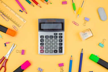 Öğrenim malzemelerini hesap makinesiyle canlı bir şekilde düzenlemek akademik ortamlar ve ortamlar için mükemmeldir.