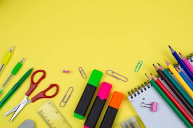 Okul projeleri için mükemmel olan canlı ve renkli kırtasiye malzemelerinin yanı sıra yaratıcı ilham kaynağı.