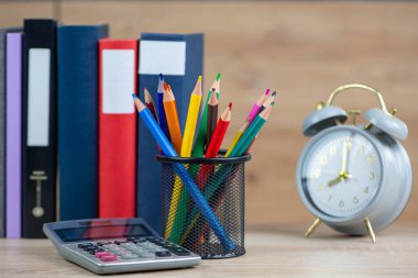 Çeşitli kırtasiye malzemelerinin canlı ve renkli düzenlemesi, okumak için mükemmel ya da çeşitli yaratıcı projeler