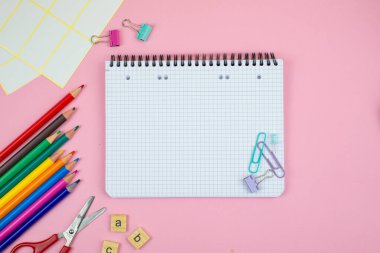 Canlı bir defter koleksiyonu keşfedin, renkli kalemler, ve mükemmel bir düzen için klipler.