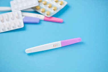 İlacın Arkaplanına Karşı Pozitif Hamilelik Testi Kısırlık ve Tüp bebek. Yüksek kalite fotoğraf