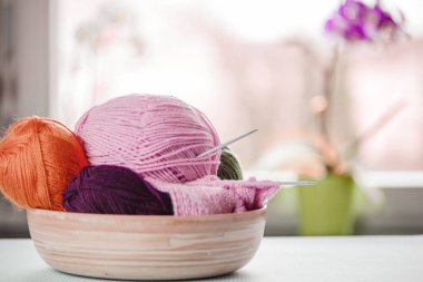 Bu yumuşak pastel gölgeli iplik topları örgü meraklıları ve zanaatkarlar için mükemmeldir.