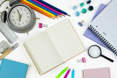 Çalışma, organizasyon ve yaratıcılık için rengarenk kırtasiye malzemelerinin yer aldığı güzel düzenlenmiş bir daire.