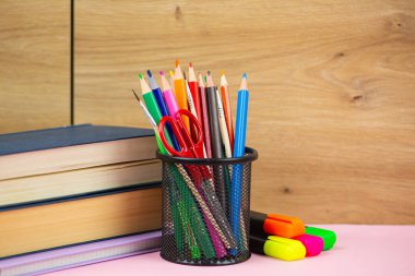 Renkli kırtasiye malzemesi ve ciltli kitaplar çalışma alanındaki ilham verici atmosferi önemli ölçüde artırır.