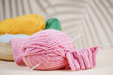 Bu canlı iplik ve heyecan verici örgü iğneleri DIY örgü projeleriniz ve çeşitli zanaatlarınız için mükemmeldir.