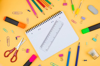 Yaratıcılığı incelemek ve geliştirmek için özel olarak tasarlanmış canlı ve çeşitli kırtasiye ürünleri koleksiyonu