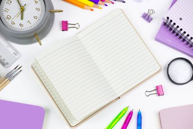 Renkli kırtasiye ürünleri ve çeşitli çalışma araçları yaratıcı bir çalışma alanına ilham vermek için güzelce düzenlenmiştir.