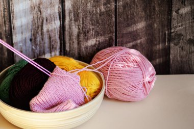 Canlı, renkli iplikler ve örgü iğneleriyle dolu güzel, rahat bir düzenleme, eğlence için mükemmel.