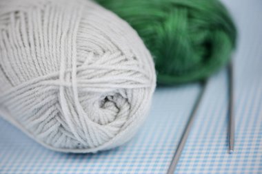 Renkli iplik toplarına örgü iğneleri eşlik eder. Çeşitli el işleri ve DIY projeleri için idealdir.