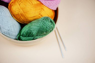 Renkli iplik topları ve örgü iğnelerinden oluşan bir karışım. Eğlence ve eğlence projeleri için mükemmel.