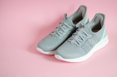 Pembe arka planda gri kadın ayakkabıları. Yüksek kalite fotoğraf