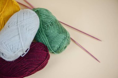 Yaratıcı projeleriniz için renkli iplik parçaları ve kaliteli örgü iğneleri.