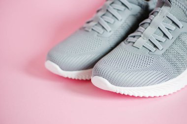 Pembe arka planda gri kadın ayakkabıları. Yüksek kalite fotoğraf