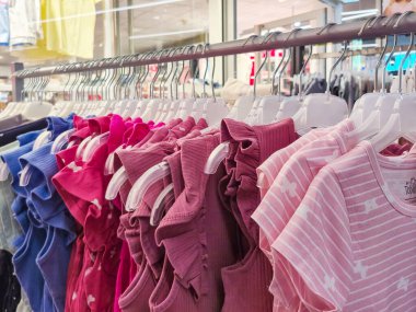  Mağazadaki askıda kot pantolon var. Mağazadaki askılarda satılık giysiler. Bulanık arkaplan. Bir butikte şık elbiseler giyersin. Piyasada çeşitli giysiler. Marketten alışveriş. Yüksek kalite fotoğraf