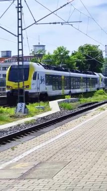Stuttgart. Almanya 19 Mayıs 2025 Modern tren istasyonu. Avrupa 'daki tren istasyonu