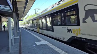 Binanın kenarına bir tren park edilmiş. Yüksek kaliteli görüntüler