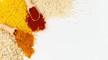 Mutfak yaratıcılığına ilham vermek ve yemeklerde lezzeti arttırmak için titizlikle hazırlanmış renkli baharatlar dizisi.