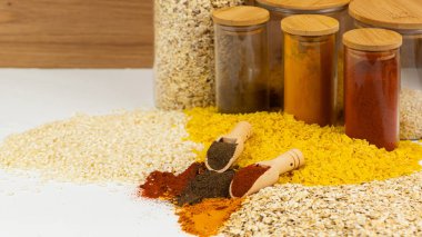 Aromatik baharatların canlı ve renkli bir görüntüsü her türlü mutfak macerasını geliştirmek için mükemmel tanelerin yanında.