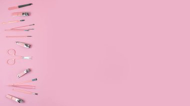 Pembe arka planda farklı manikür aletleri var. Mesaj için yer var. Yüksek kalite fotoğraf