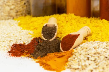 Canlı ve renkli baharatlar ve tahıllar dizisi doğal malzemelerin enfes güzelliğini güzel bir şekilde sergiliyor.