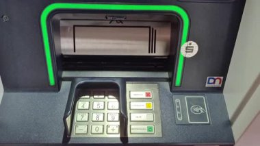 Stuttgart, Almanya. 28 Mayıs 2025: Bir adam Almanya 'daki bir Sparkasse ATM' sinden para çekti