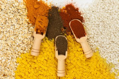 Duyuları cezbeden canlı renkler ve dokular sergiliyor, yemek pişirmek için düzenlenmiş baharat ve tahıllar dizisi.