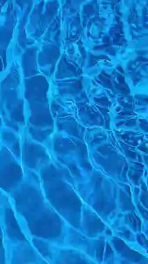 Güzel, pırıl pırıl mavi su yüzeyi büyüleyici ve büyüleyici dalgalanma efektleriyle bezenmiştir.