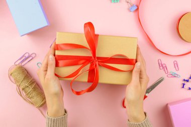 İdeal bir sunum için renkli malzeme ve araçlar kullanarak çeşitli yaratıcı hediye paketleme fikirlerini keşfedin