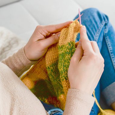 Kadın ellerinde örgü desenler. Ellerinde örgü iğneleri ve güzel örgü desenleri olan bir kız. Örgü desenli bir kadın. Örgü hobisi. Örgü işi geçmişi. - Evet. Yüksek kalite fotoğraf