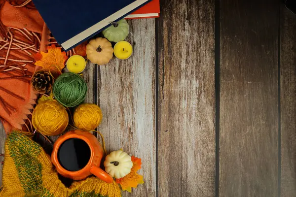 Sıcak bir sonbahar, canlı bir iplik, kahve ve kırsal ahşap bir arka planda mevsimlik dekorla sakin bir hayat.