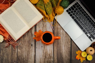 Büyüleyici bir kitap, aromatik kahve ve enfes bir sonbahar dekoru ile zenginleştirilmiş rahat bir çalışma ortamında keyif çatmak.