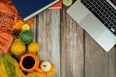 Renkli ipliklerle, mis kokulu kahveyle ve sonbahar renkleriyle rahat bir çalışma alanı. Yaratıcılık için mükemmel.