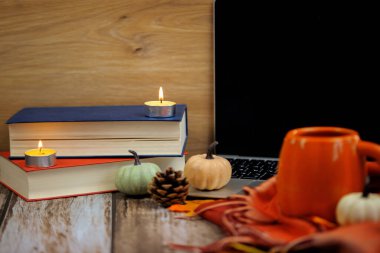 Sonbahar dekorlu sıcak bir fincan kahve, kitaplar ve dizüstü bilgisayar, şükran günü. Yüksek kalite fotoğraf