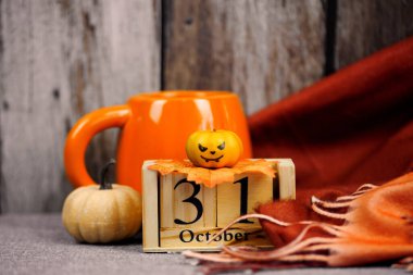 Sonbahar dekoru ve ahşap takvimi olan kahve fincanı. Yüksek kalite fotoğraf