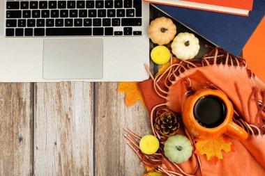 Sonbahar dekorlu sıcak bir fincan kahve, kitaplar ve dizüstü bilgisayar, şükran günü. Yüksek kalite fotoğraf