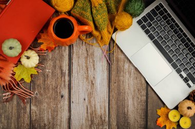 Sonbahar temalı çalışma alanı konsepti. Son moda rahat ekoseli fotoğraf, bir fincan kahve, not defteri, tanıtım bölgesiyle birlikte beyaz arka planda sonbahar yaprakları. Yüksek kalite fotoğraf