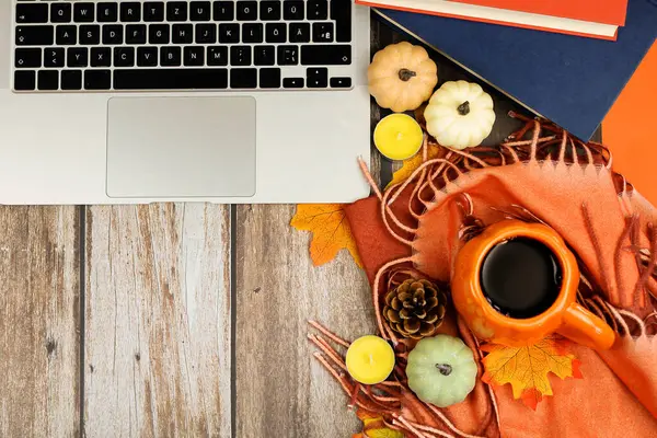 Sonbahar dekorlu sıcak bir fincan kahve, kitaplar ve dizüstü bilgisayar, şükran günü. Yüksek kalite fotoğraf